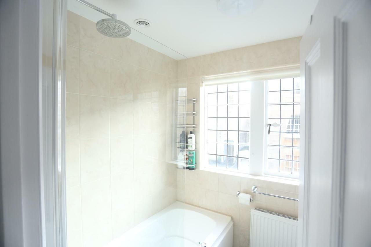 Entire Victorian Lodge In A Privately Gated Estate With Secure Parking For Two Cars And A Newly Refurbished Bathroom Exterior foto